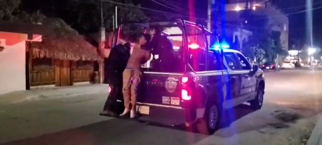 No para el abuso policiaco en Tulum: uniformados dan golpes a civil (Video)