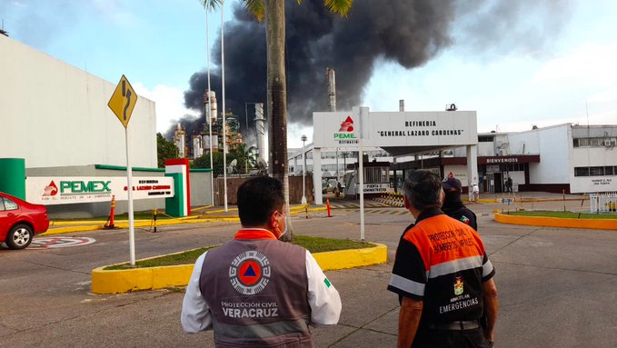 Gobierno analiza incendio en refinería de Minatitlán