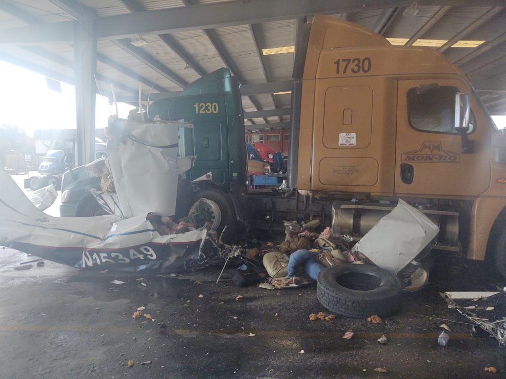 6 murieron tras desplome de avioneta en patio de empresa en Nuevo León