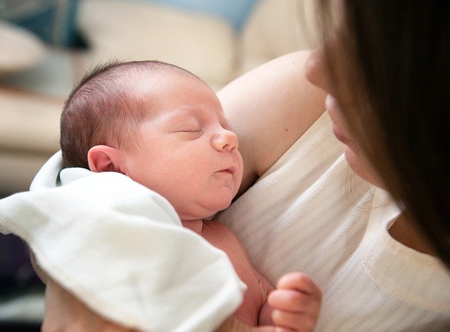 Mamás vacunadas con Pfizer transmiten anticuerpos a bebés, aseguró estudio