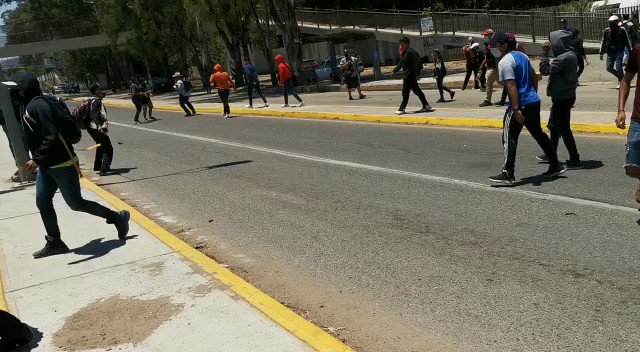 Normalistas se enfrentan a golpes contra reporteros en Oaxaca