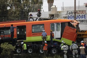 Conmoción en México por desplome de metro, al menos 24 muertos
