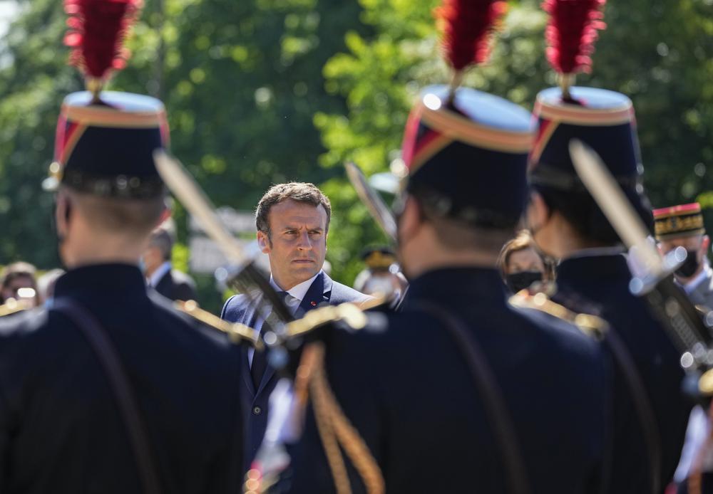 Macron revive la tradición de saludar de beso en la mejilla