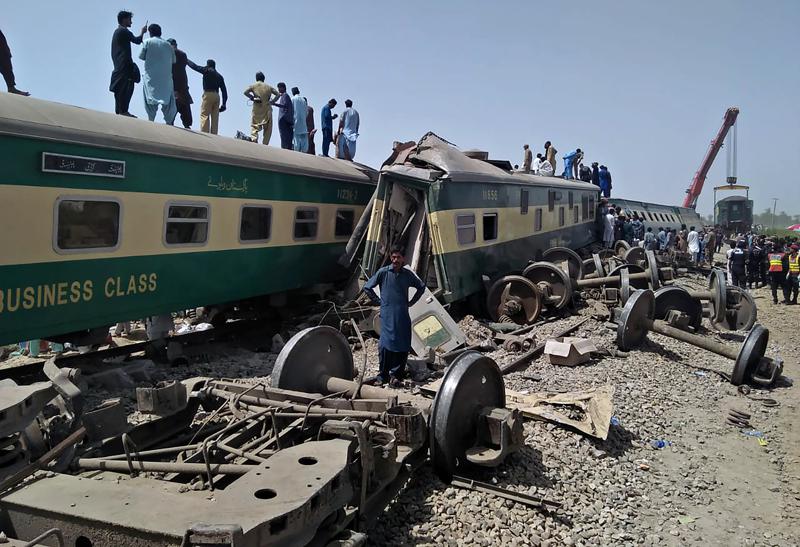 Mueren 40 personas en un choque de trenes en Pakistán