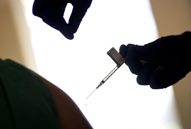 Dosis extra de vacuna de COVID protegería a trasplantados Foto: AP