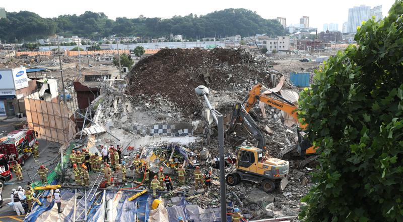 Colapsa edificio que estaba siendo demolido en Surcorea