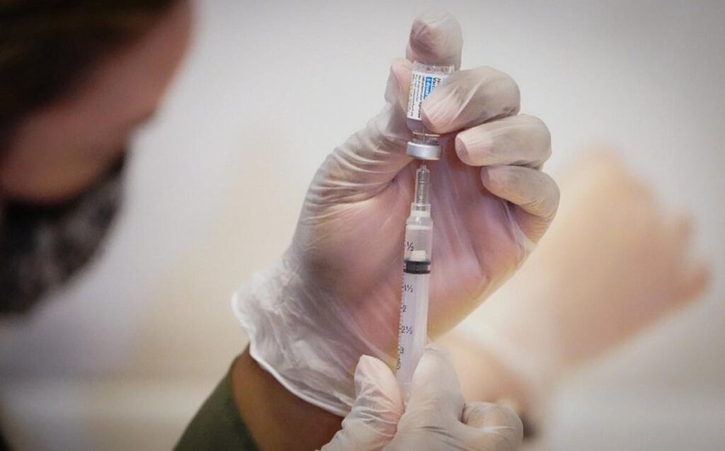 AMLO destaca aplicación de vacunas