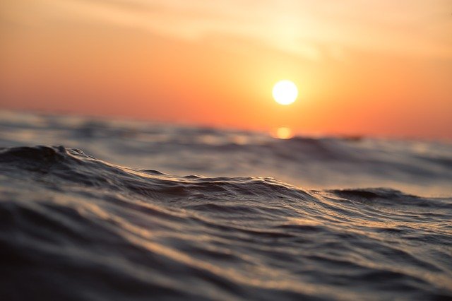 Con luz solar logran transforman el agua de mar en potable en solo 30 minutos