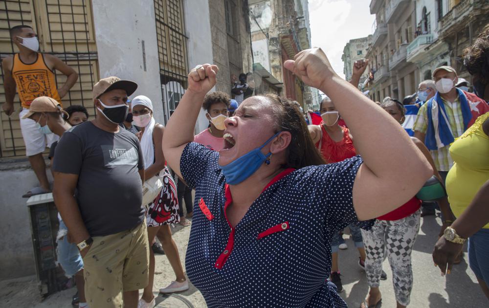 Cubanos salen a protestar por desabasto y aumento de precios