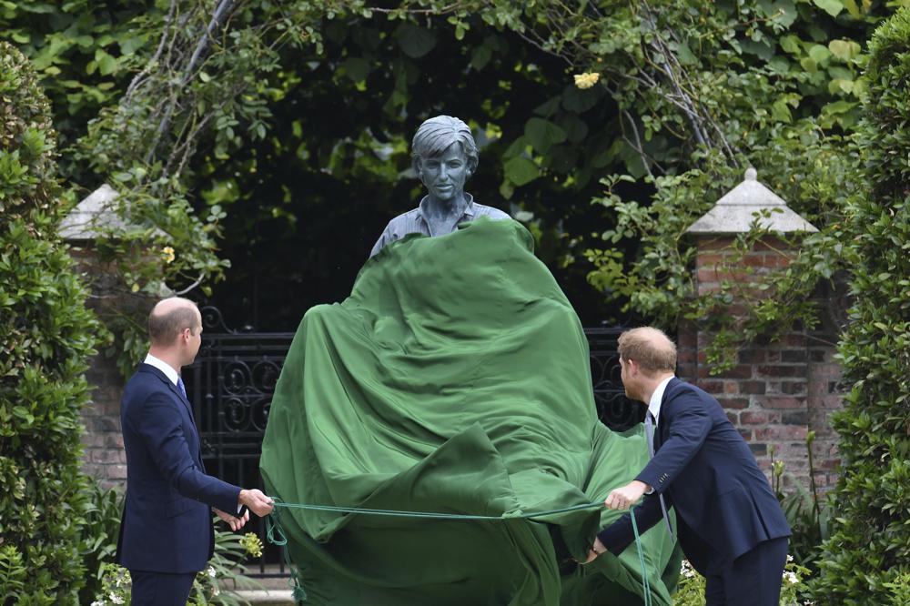 Guillermo y Enrique develan estatua de la princesa Diana