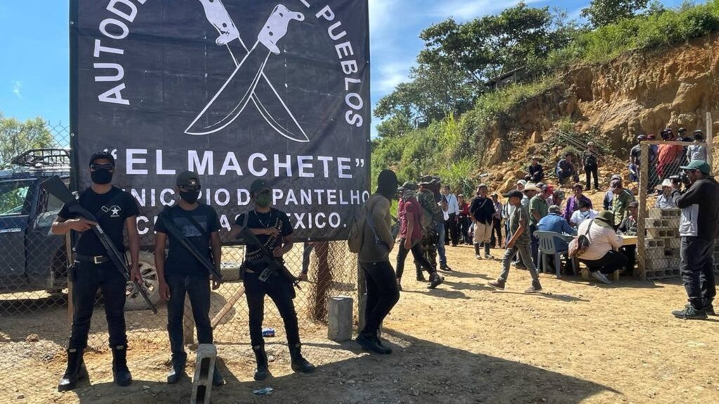 Autodefensas secuestran a 21 personas en el sur de México