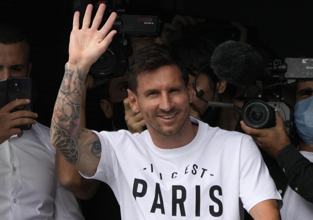 Messi llega a París para firmar con el Paris Saint-Germain