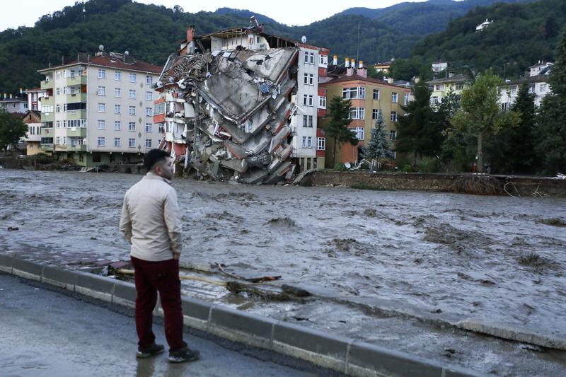 Suben a 27 los muertos por inundaciones en norte de Turquía