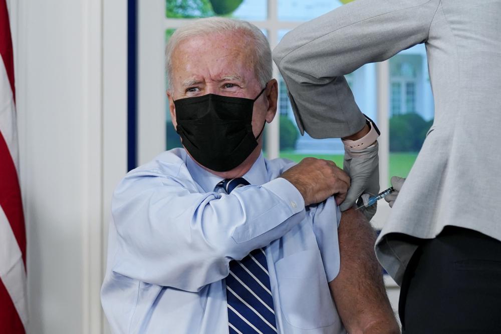 Biden y McConnell reciben vacuna de refuerzo contra el COVID