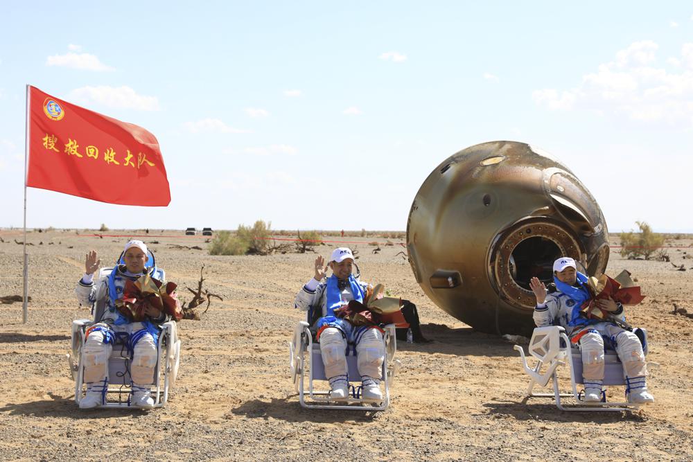 Astronautas chinos vuelven a Tierra tras misión de 90 días