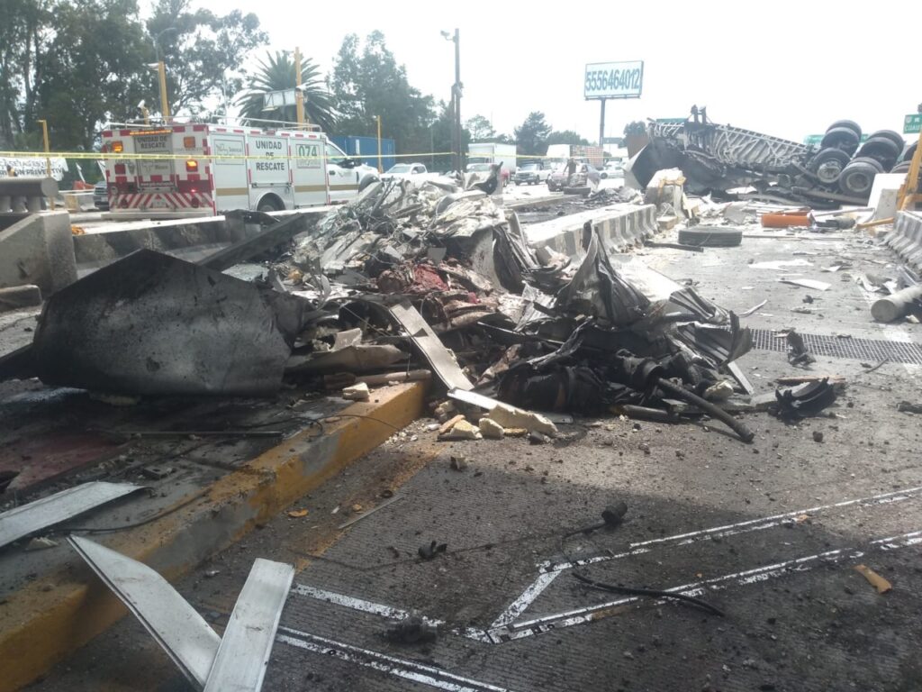 CAPUFE confirma fallecimiento de tres personas, luego del accidente en la caseta de cobro en autopista México-Puebla Foto: Especial