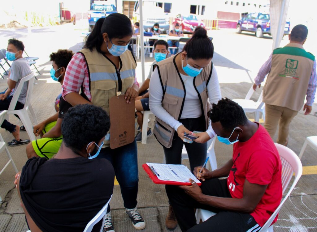 INM e IMSS inician vacunación contra COVID-19 entre migrantes alojados en la estación migratoria “Siglo XXI” **FOTOS SEGOB / INM***