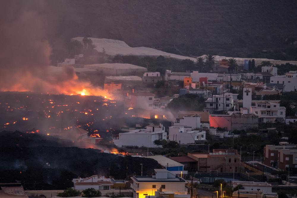 Cientos de evacuados más por el volcán en una isla española