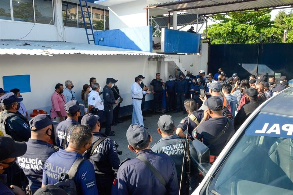 Paran labores policías de Acapulco por falta de pago Foto: El Diario de Chihuahua