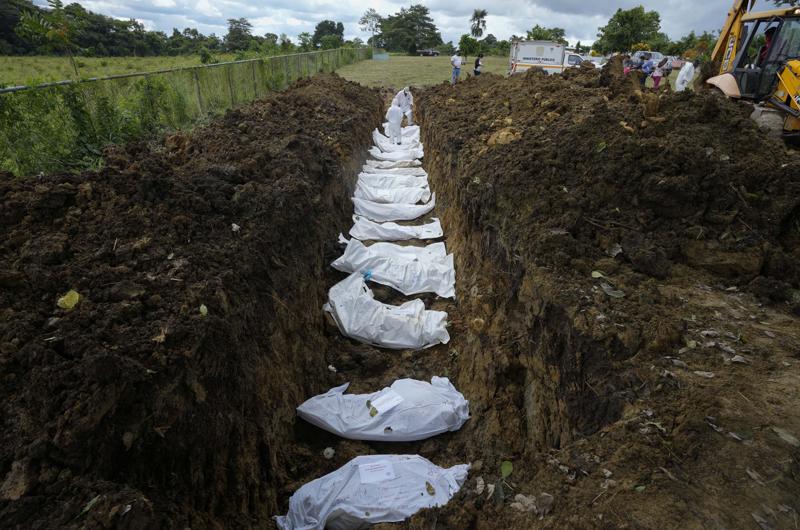 Panamá entierra a más migrantes muertos en jungla del Darién Foto: AP