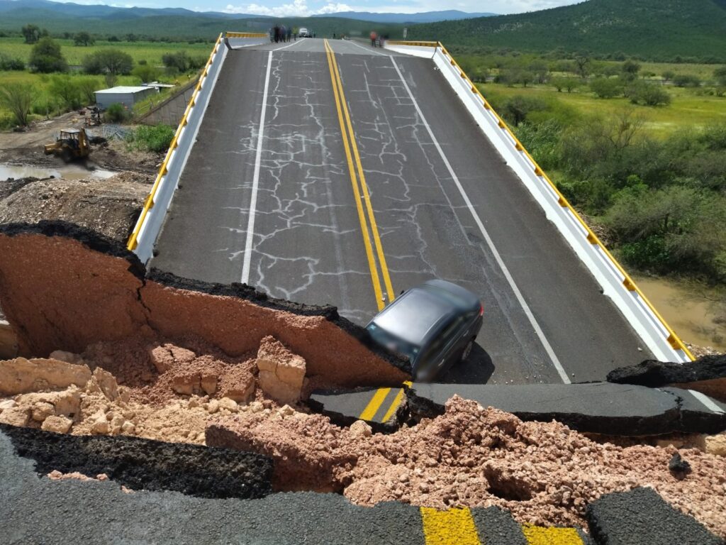 Cae puente en San Luis Potosí y muere mujer que pasaba por ahí; hay 4 heridos