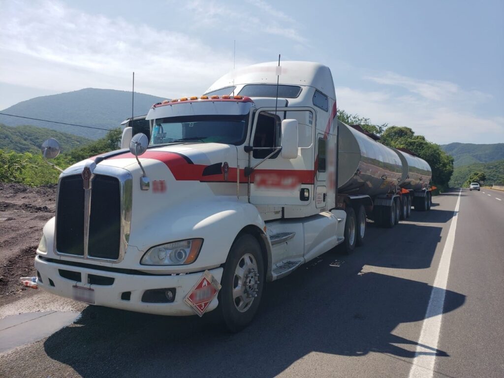 Guardia Nacional recuperó alrededor de 60 mil litros de hidrocarburo en carretera de Colima *FOTOS GN*