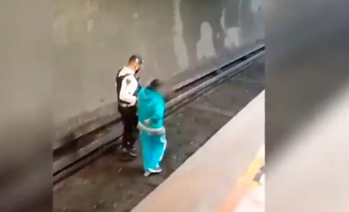 Mujer se desmaya y cae en las vías del metro en la CDMX Foto: Internet
