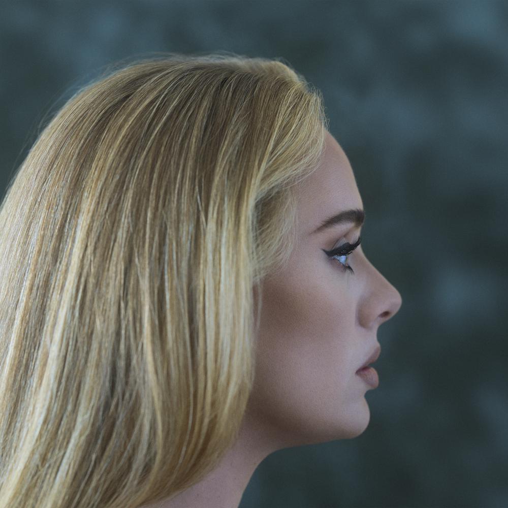Adele va más allá del desamor en su poderoso “30”