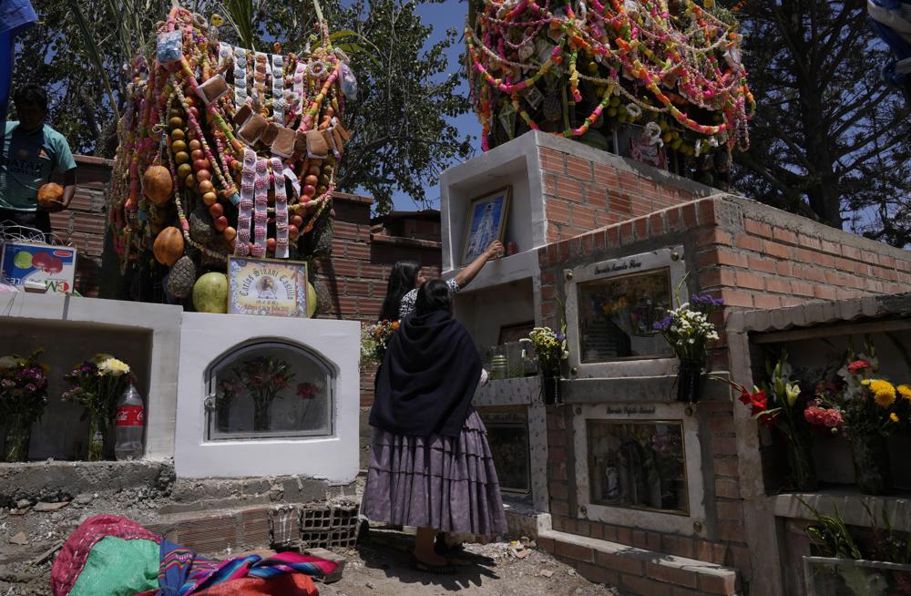 Bolivia despide a las almas de los difuntos en Todos Santos