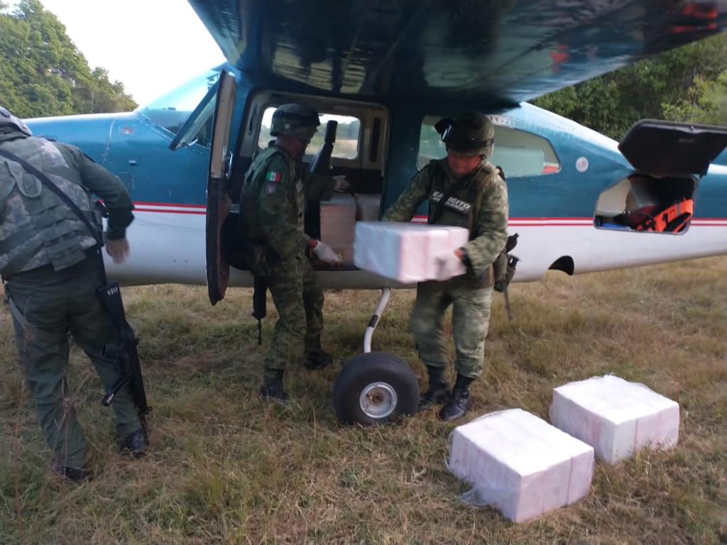 Sedena en Oaxaca aseguró aeronave con 400 kilos de cocaína