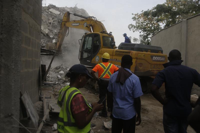 Edificio en construcción de 21 pisos se derrumba en Nigeria Foto: AP