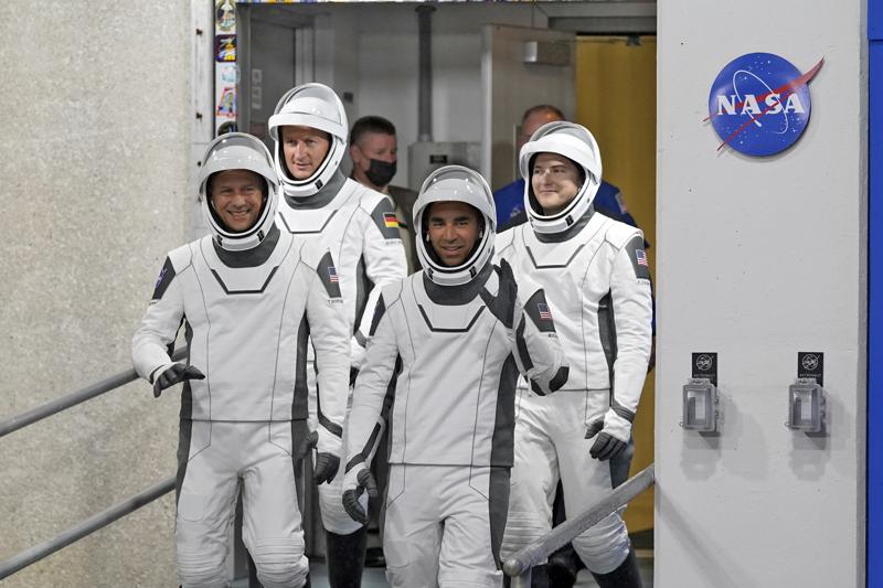 SpaceX envía al espacio a 4 astronautas; van 600 en 60 años Foto: AP