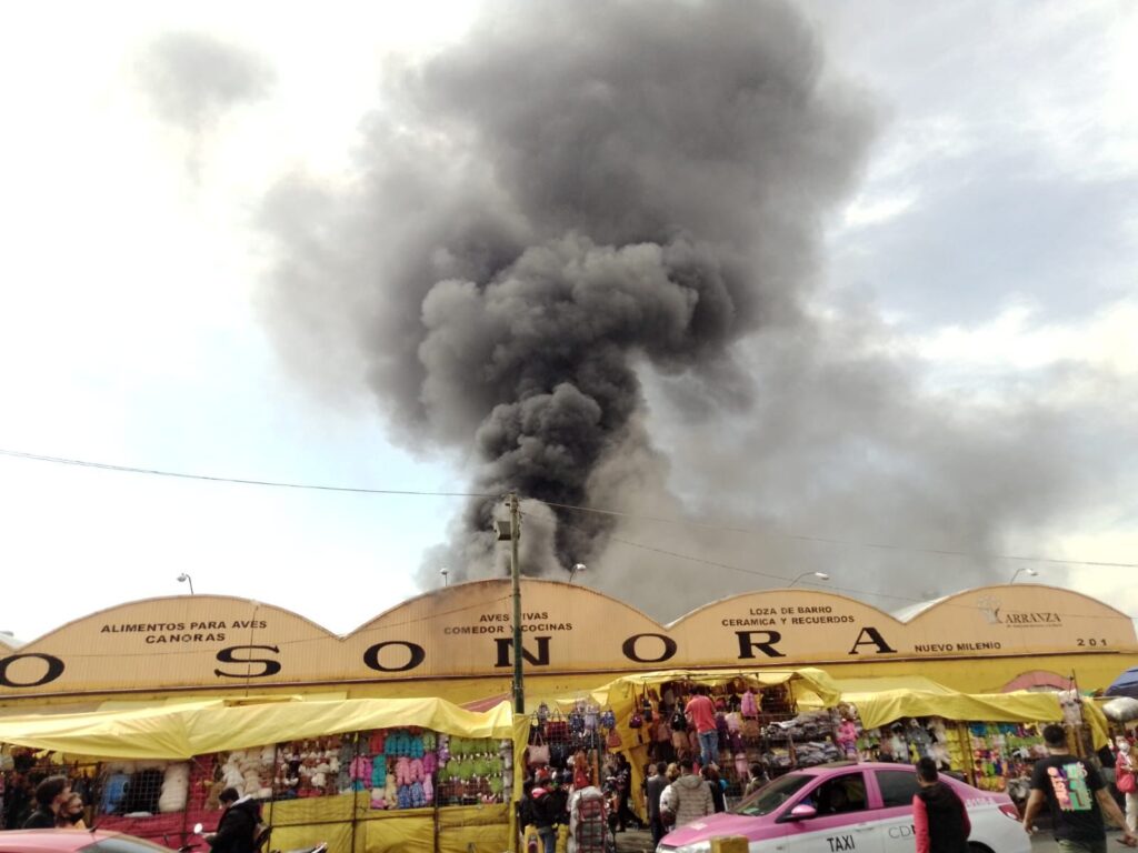 Sin lesionados tras incendio en bodega de Mercado de Sonora (Video)