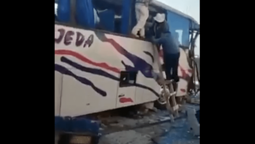 Grave accidente vial tras choque de autobús de pasajeros en el Edomex Foto: Internet