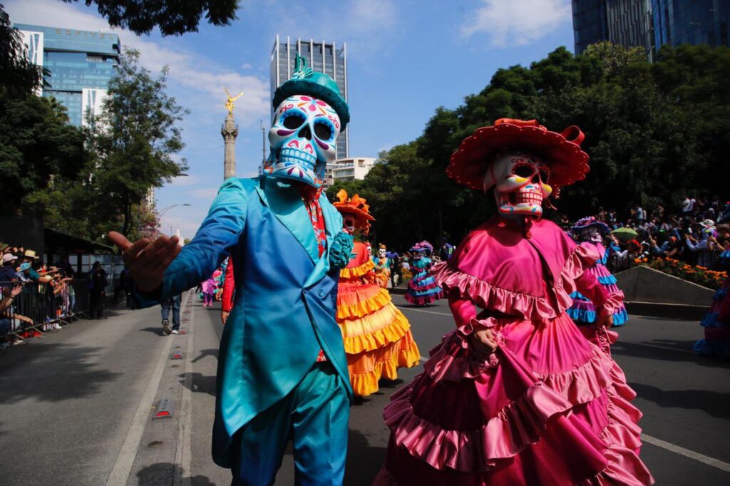 México vuelve a celebrar masivamente el Día de Muertos