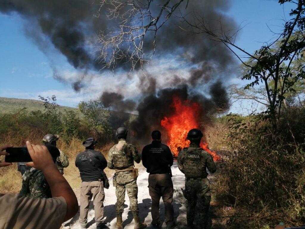 Semar y FGR inhabilitan aproximadamente 840 kilogramos de droga en Colima
