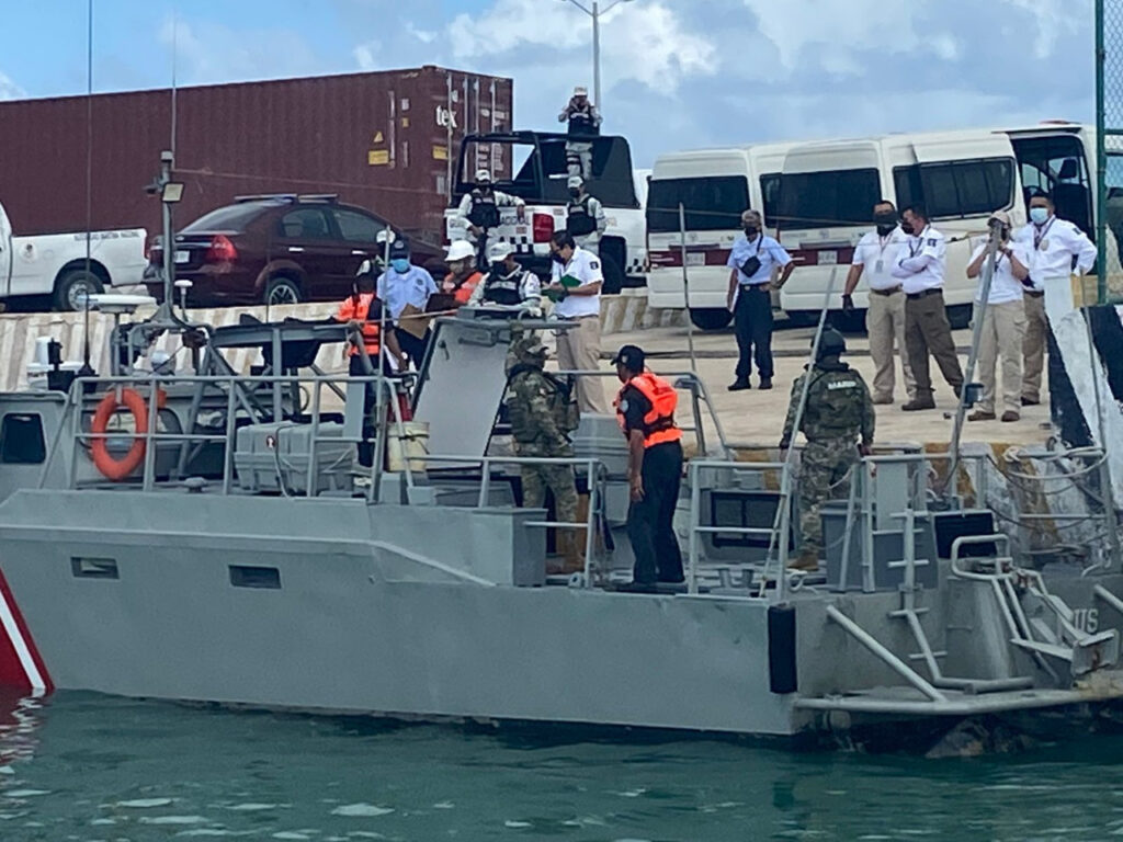 SEMAR rescató a 17 cubanos y a dos mexicanos en Progreso, Yucatán *FOTOS SEMAR*