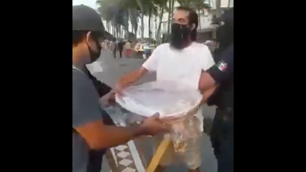 Captan a inspectores arrebatando pan a vendedor invidente en Veracruz Foto: Internet