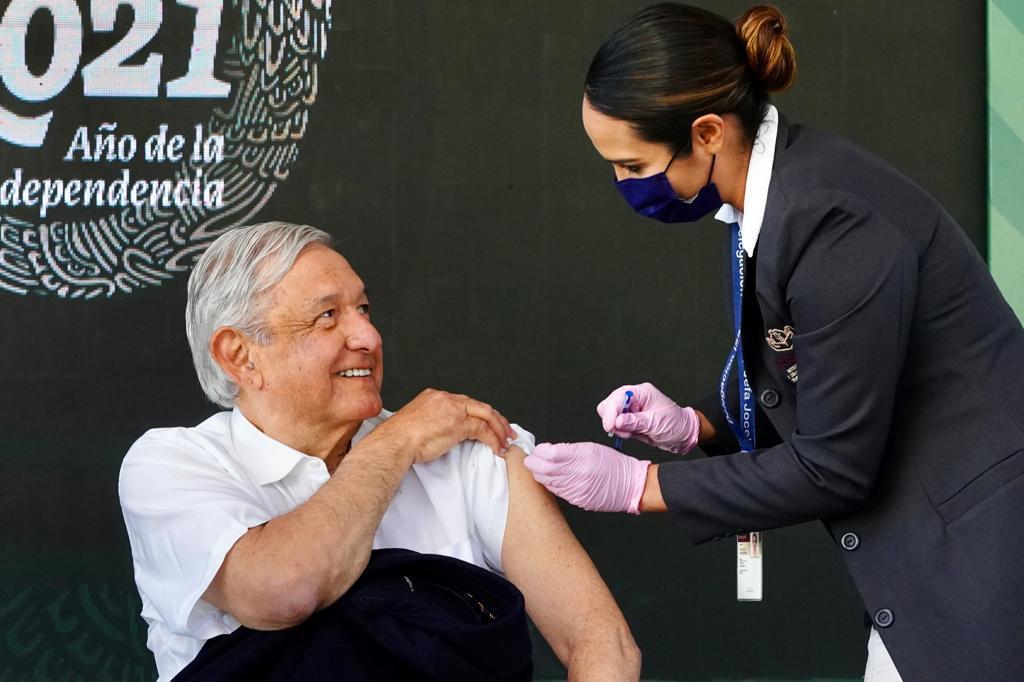AMLO recibió vacuna de refuerzo