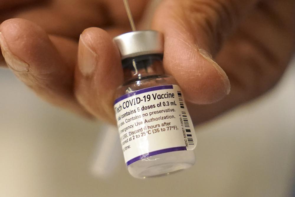 Pfizer dice que vacuna de refuerzo ofrece protección contra omicron