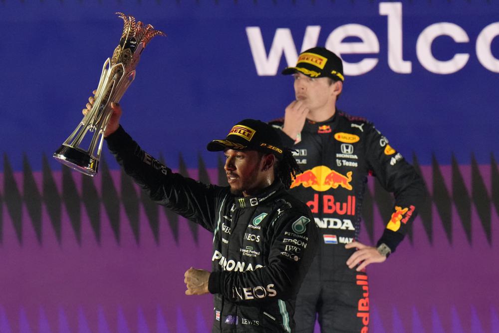 Hamilton gana caótica carrera en Yeda y empata a Verstappen