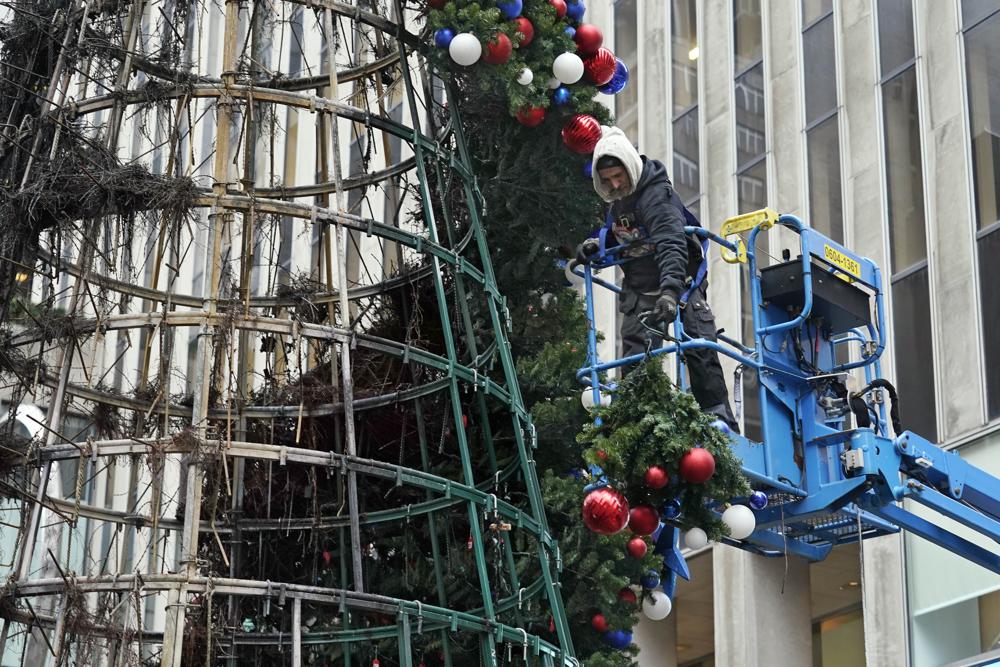 Hombre incendia el árbol navideño de Fox News en NY