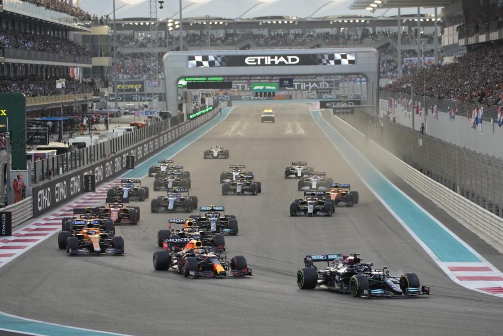 Verstappen gana el primer título de F1 con el último pase de vuelta de Hamilton Foto: AP