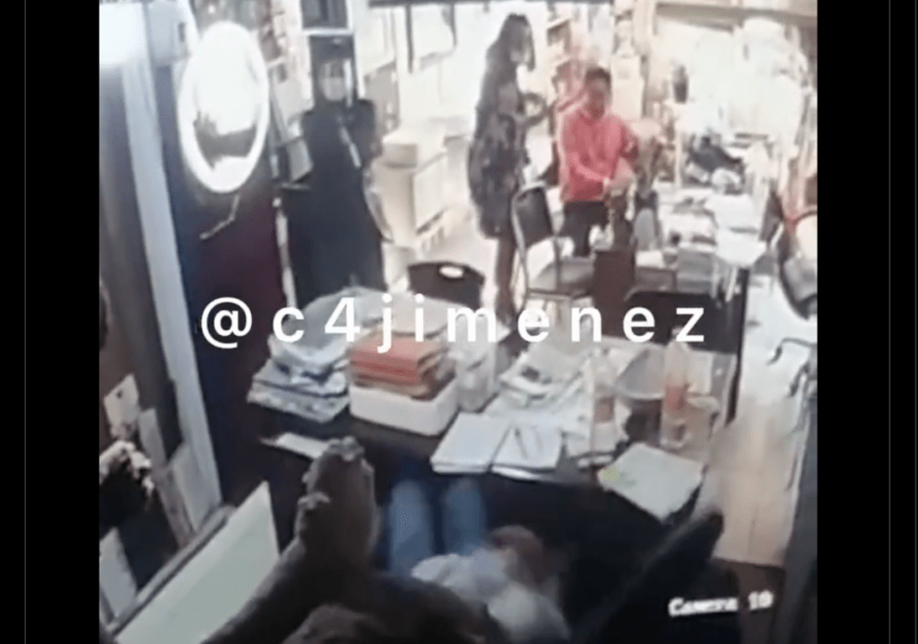 VIDEO I Asesinan a hombre en un local en Iztapalapa Foto: @c4jimenez