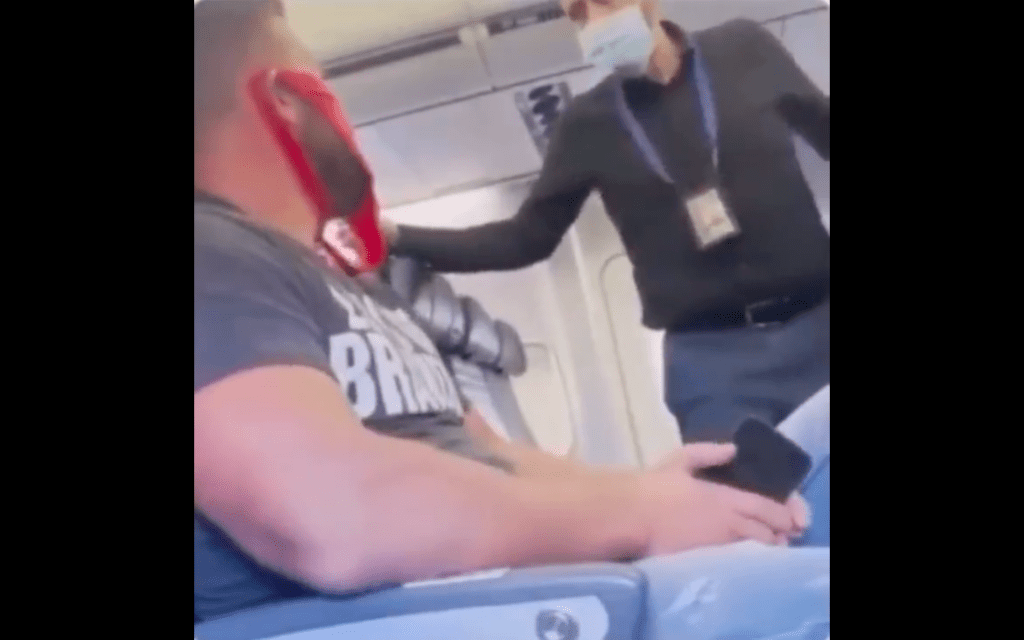 Lo bajan de avión en Florida por llevar tanga roja como cubrebocas (Video)