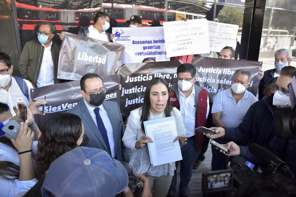 Resistencia Civil Pacífica por la libertad de Rosario Robles de manifestó en la FGR *FOTOS ESPECIALES