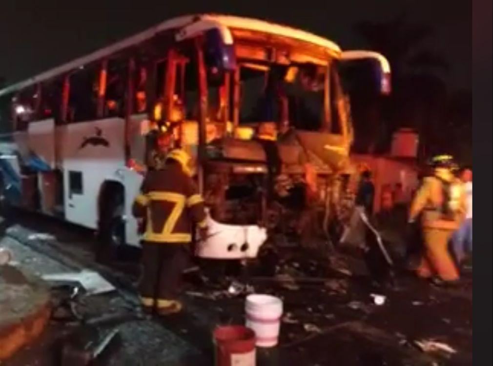 Autobús de peregrinos se incendia por fuegos pirotécnicos *FOTOS ESPECIALES *