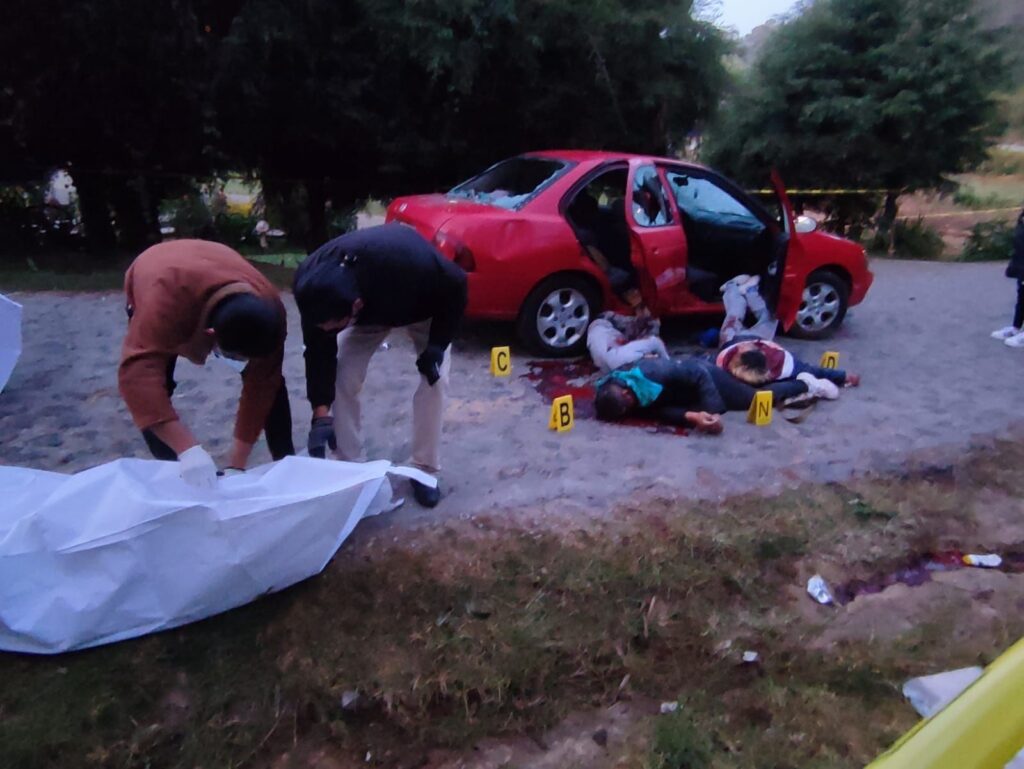Civiles armados ejecutaron a siete hombres que viajaban a bordo de un vehículo en el Estado de México *FOTOS ESPECIALES*