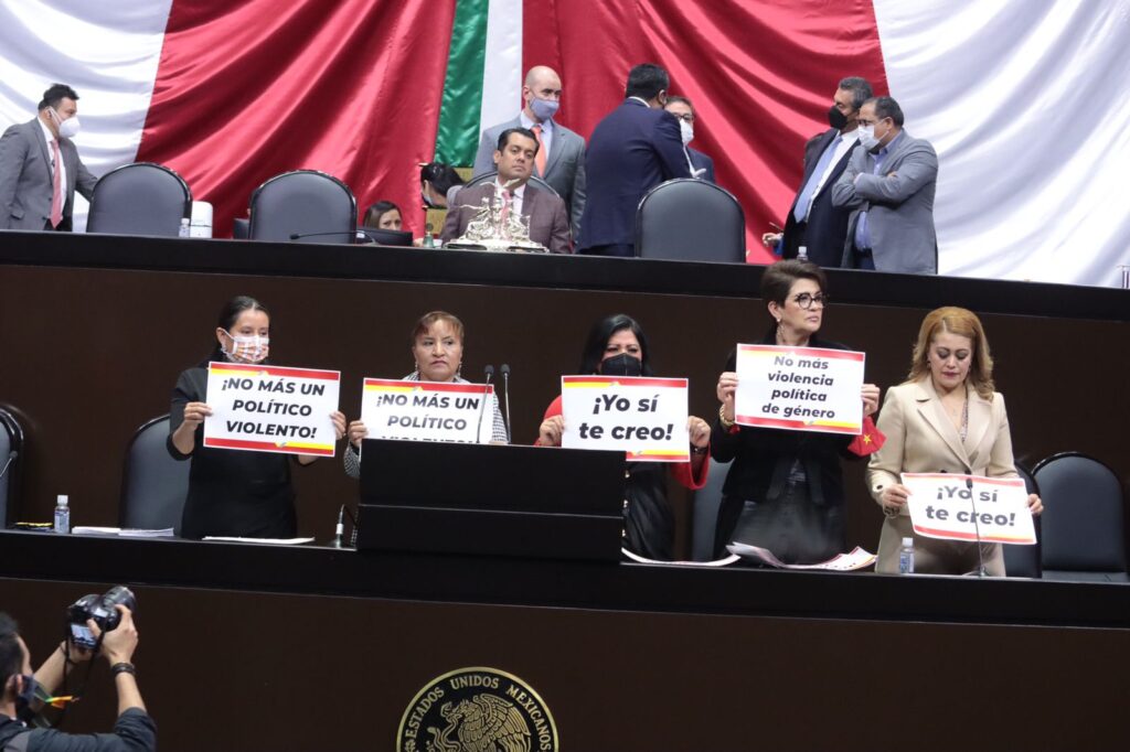 “Toman” petistas tribuna de Cámara de Diputados; exigen no rinda protesta diputado violador Foto: Internet