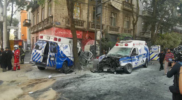 Fuerte choque entre ambulancias en la Roma, CDMX; saldo 7 lesionados (Video)